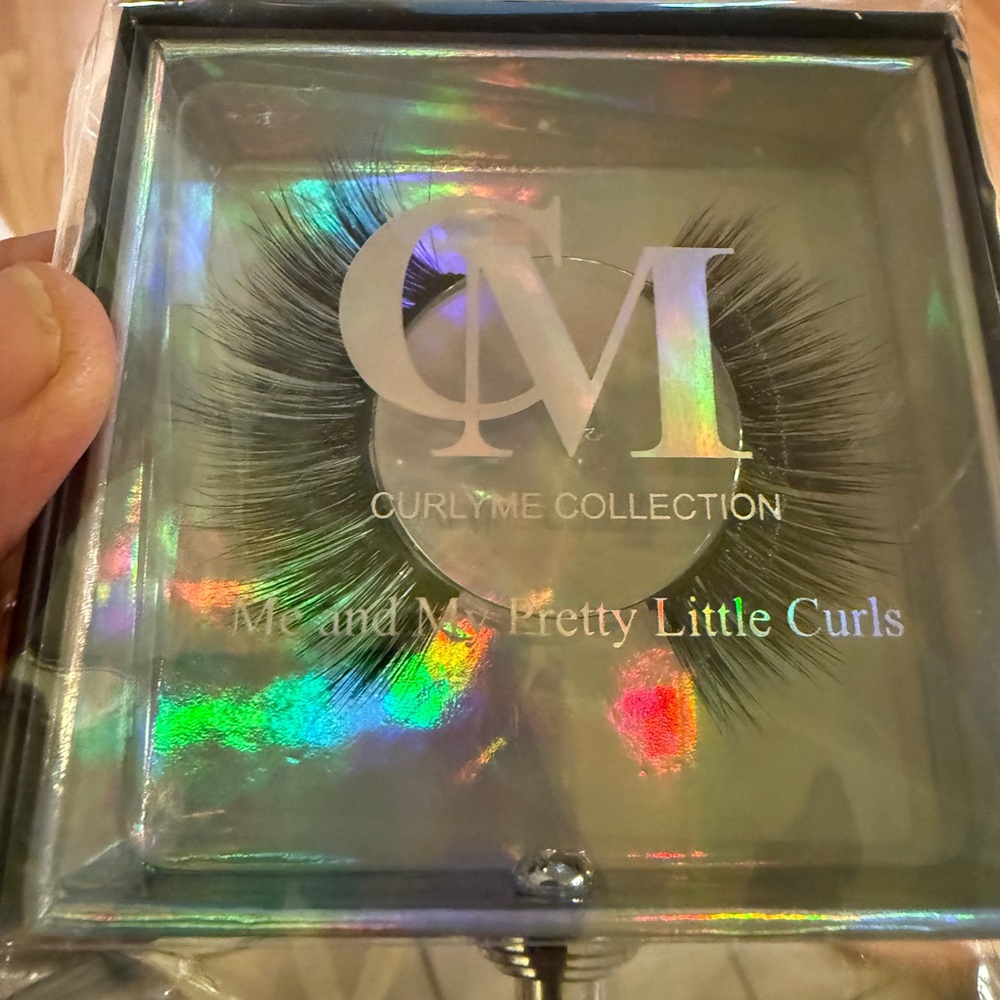 Luxury False Eyelashes with Crystal Holder. Long and full